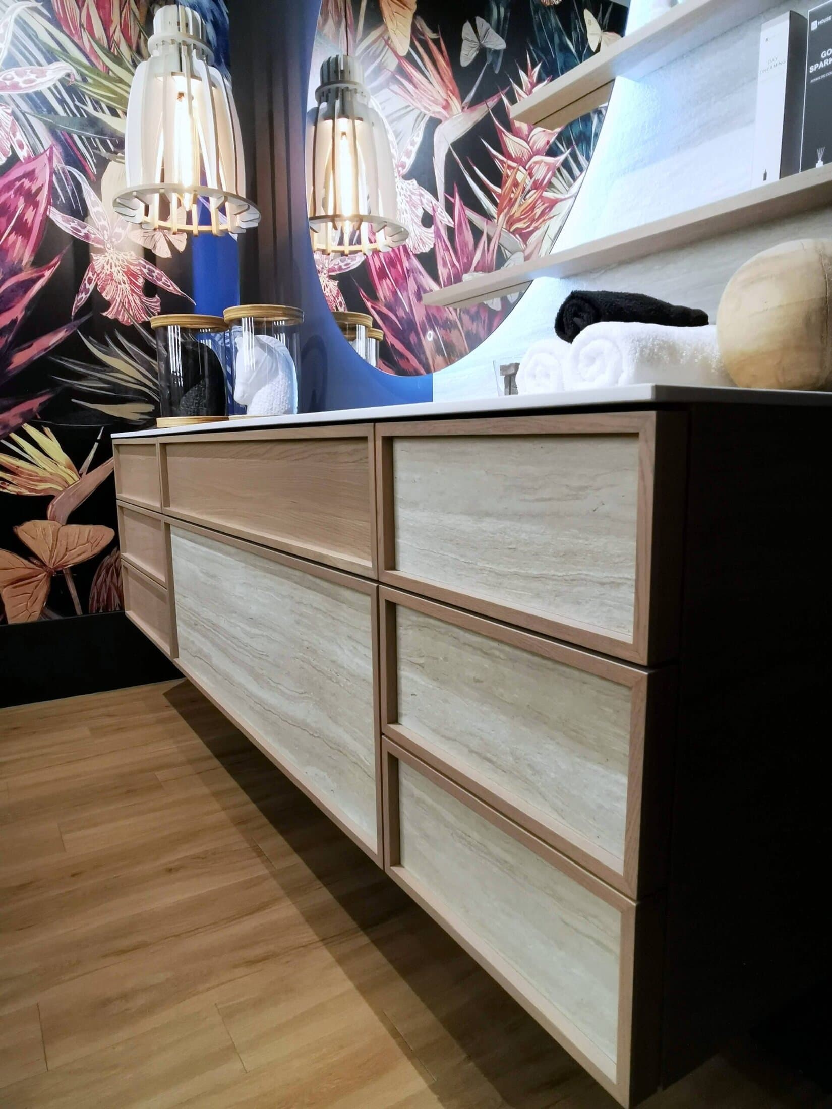 Badkamermeubel met eiken kaderfronten in gebeitst eiken met ingelegd Neolith keramiek