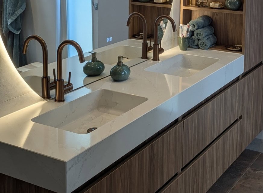 Wastafelblad Evita van Cosentino in Calacatta Gold gepolijst