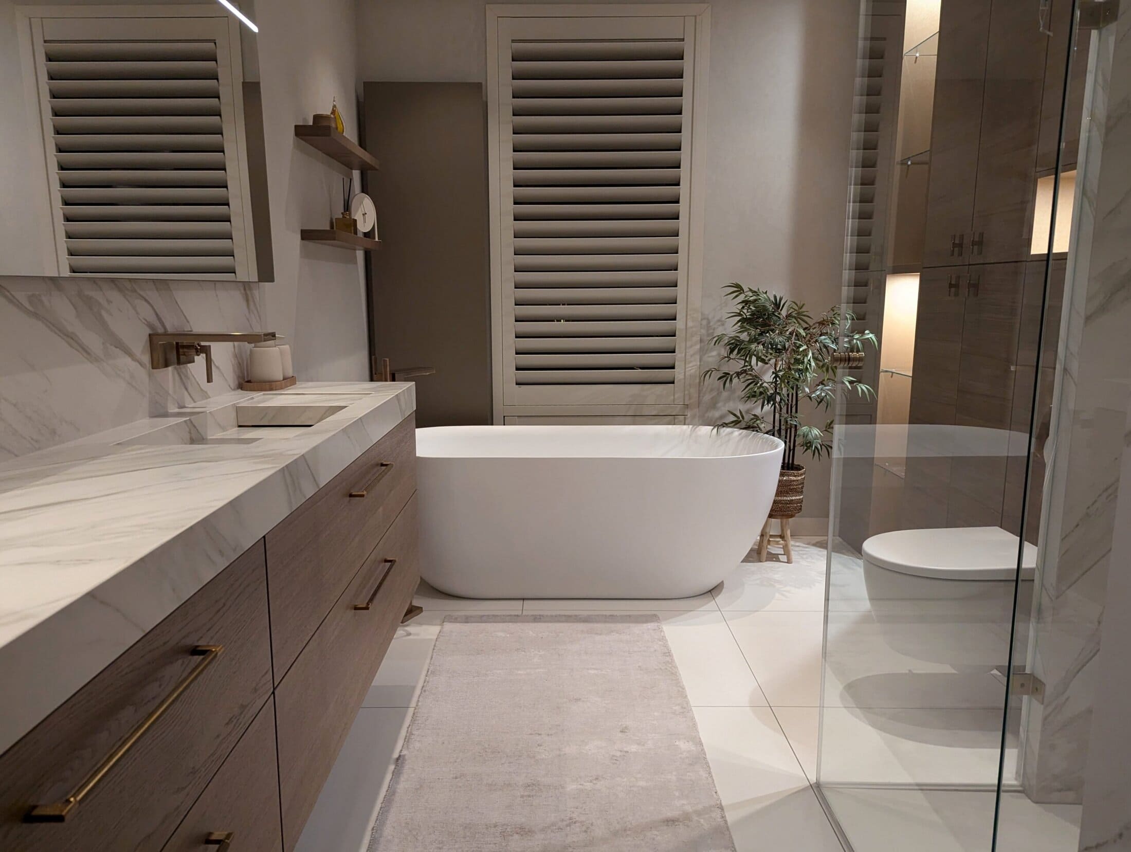 Badkamerinrichting met kastenwand in eiken fineer, keramisch wastafelblad en mat wit sanitair