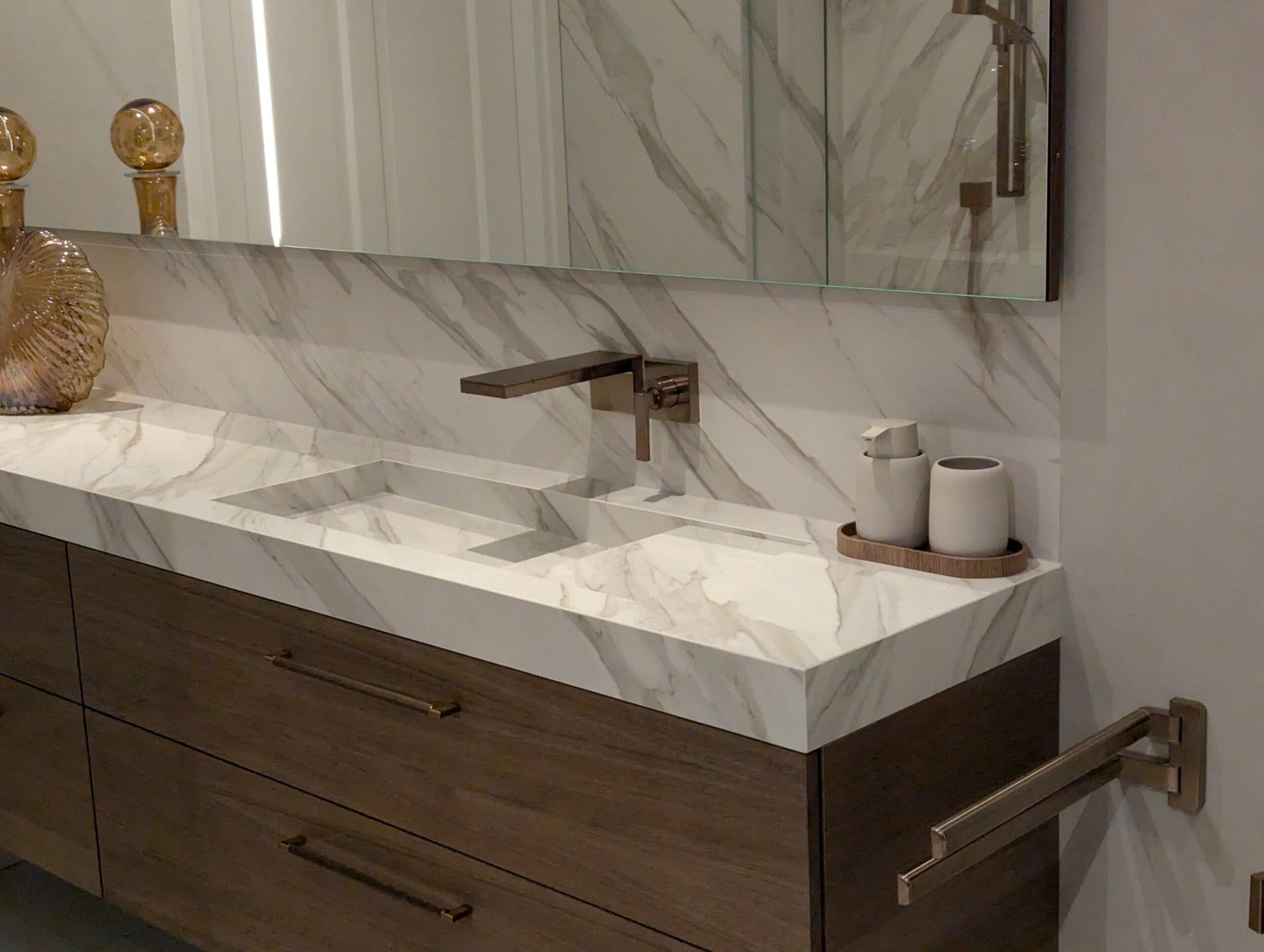 Maatwerk wastafelmeubel in met wastafel in keramiek Calacatta Gold en ladekast in gebeitst eiken fineer