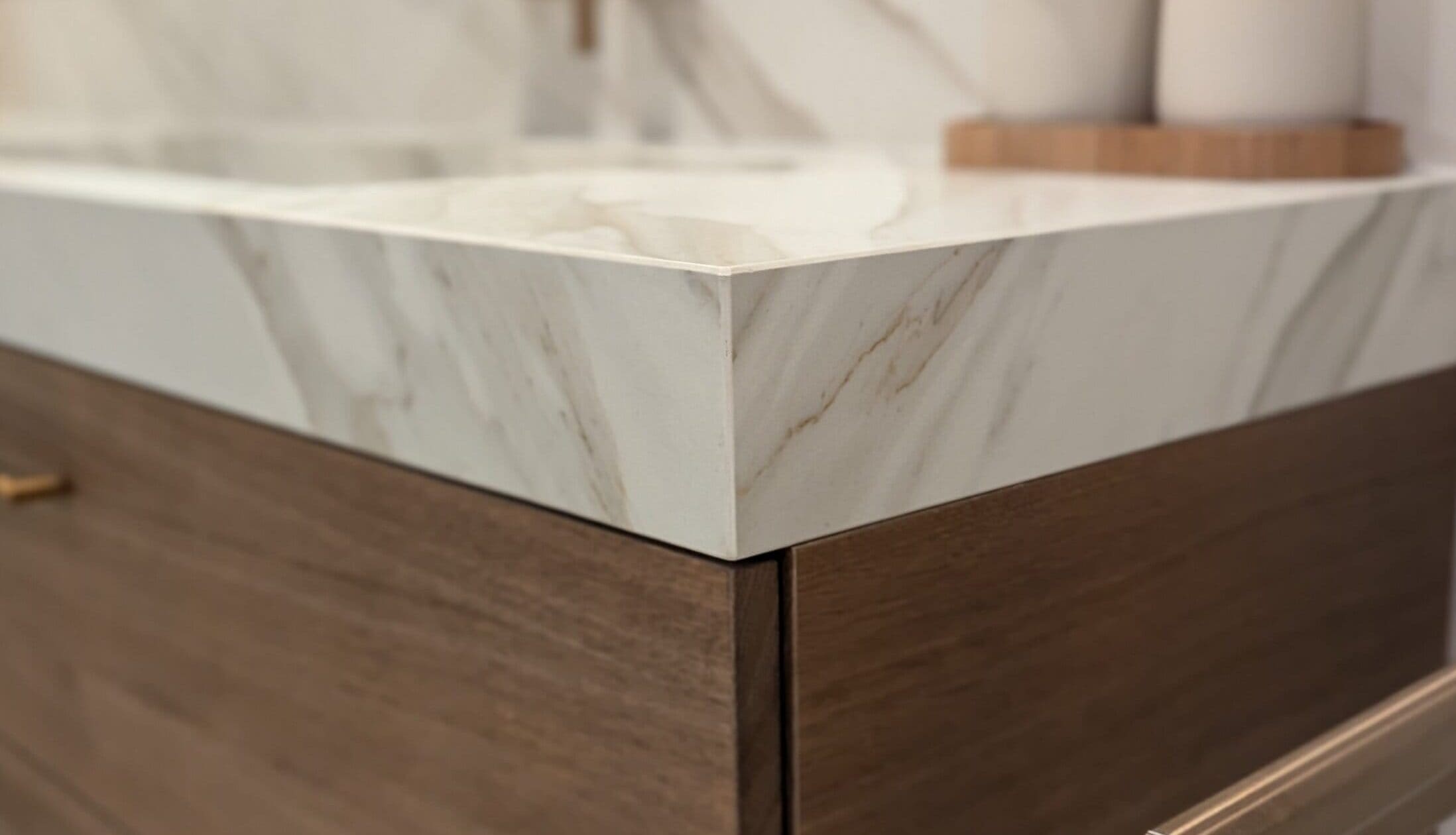 Deatail wastafel in keramiek Calacatta Gold